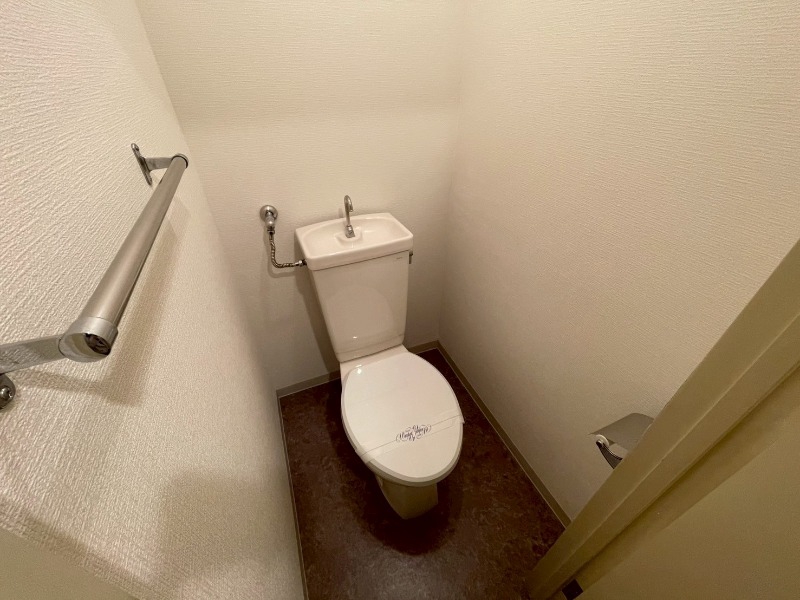トイレ　こちらはトイレです。清潔感があり、安心して使用できます。