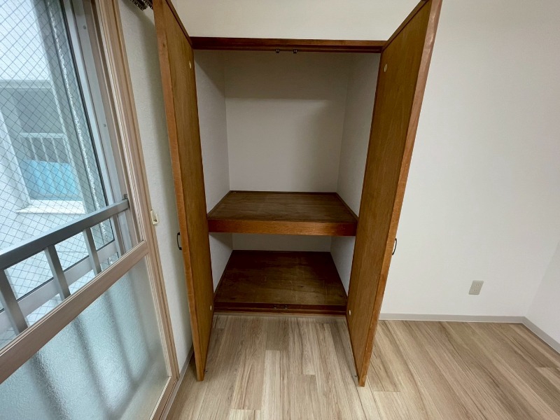 収納　収納を開けてみました。奥行きがありますね。
