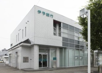 銀行　伊予銀行岡山南支店（銀行）まで750m