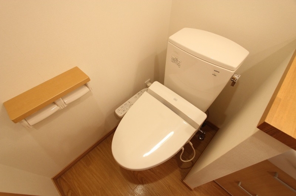 トイレ　温水シャワー付きトイレです