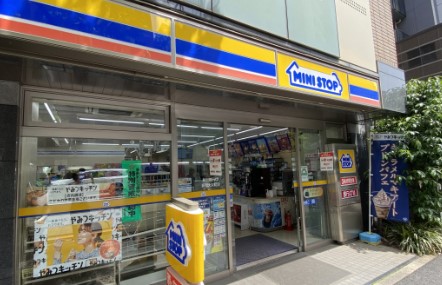 コンビニ　ミニストップ 新宿大京町店（コンビニ）まで243m