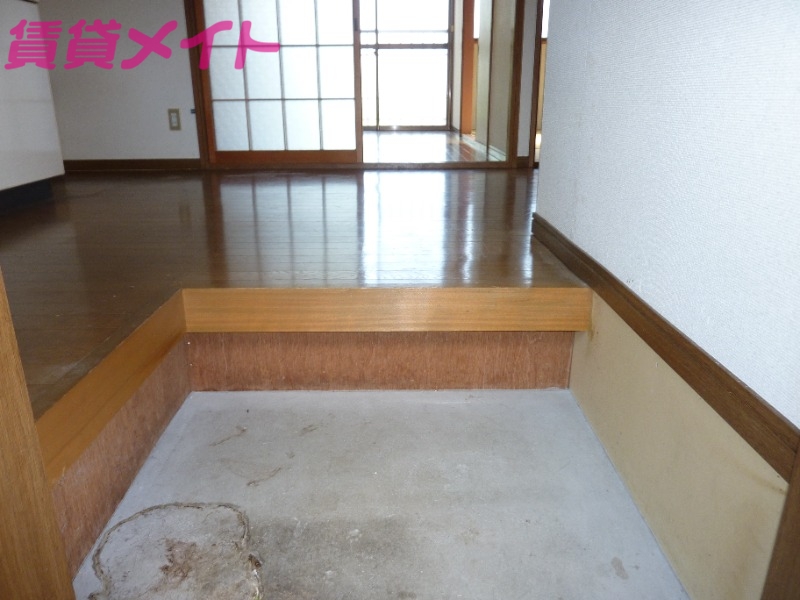玄関　玄関同建物の別部屋のお写真になります。