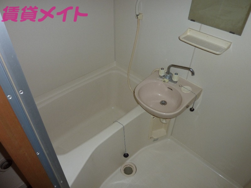 バス・シャワールーム　バス同建物の別部屋のお写真になります。