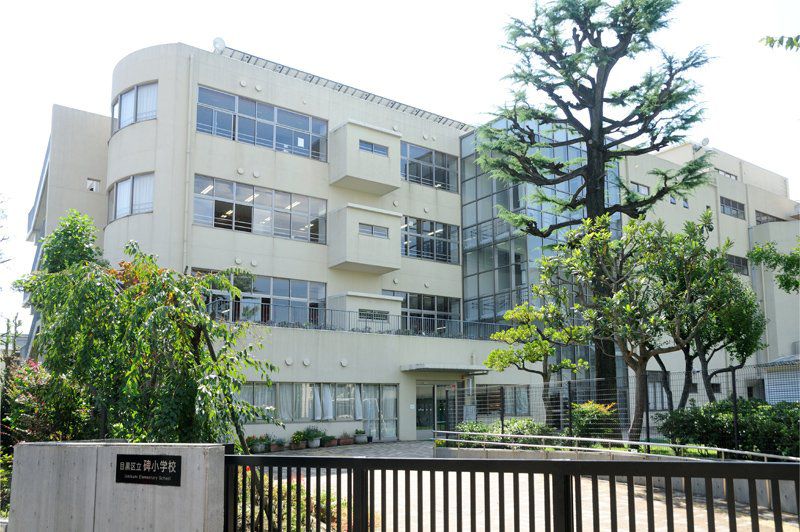 小学校　碑小学校（小学校）まで690m