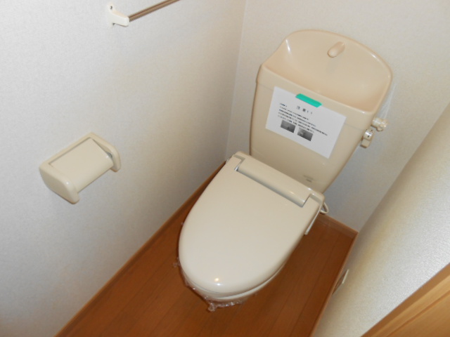 トイレ　暖房便座完備・小物収納棚有り