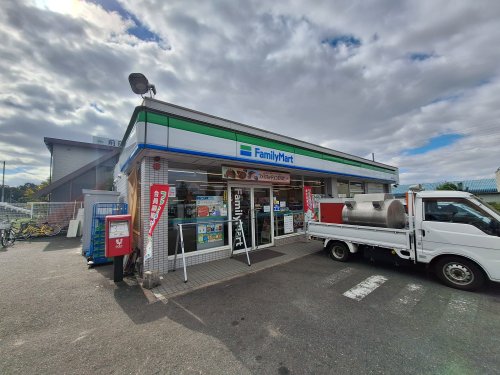 コンビニ　ファミリーマート円明町店（コンビニ）まで768m