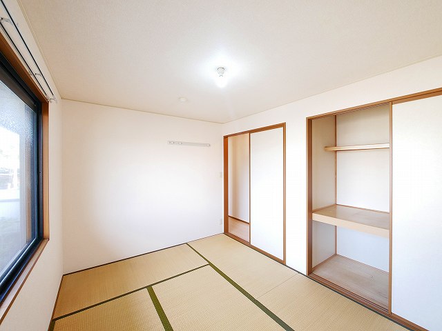 その他部屋・スペース　落ち着いた色調の寝室です