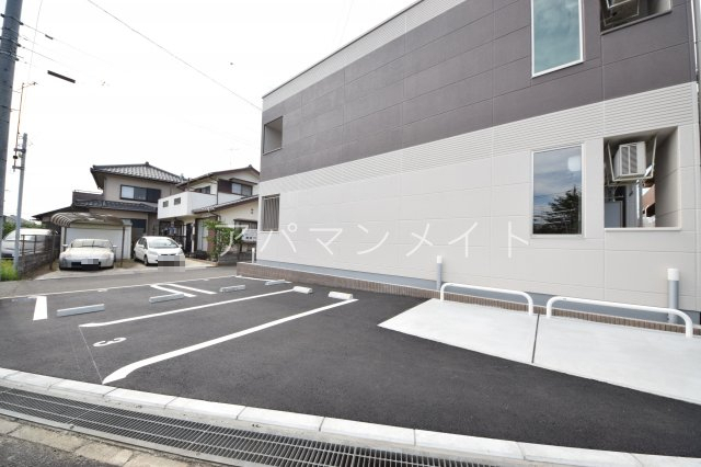 駐車場　駐車場に車を止められます