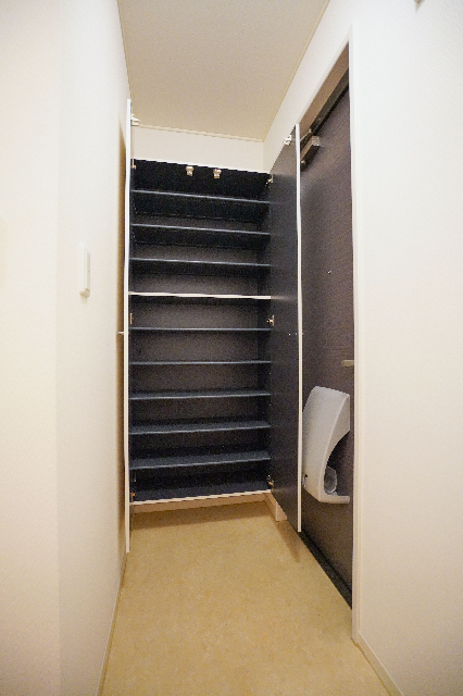 玄関　同じ建物の別なお部屋