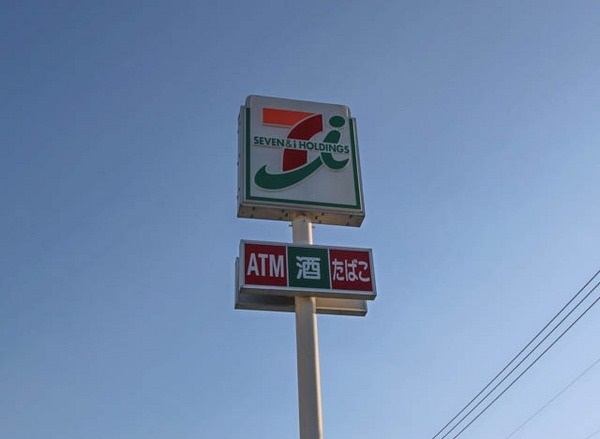 コンビニ　セブンイレブン岡山山崎店（コンビニ）まで584m