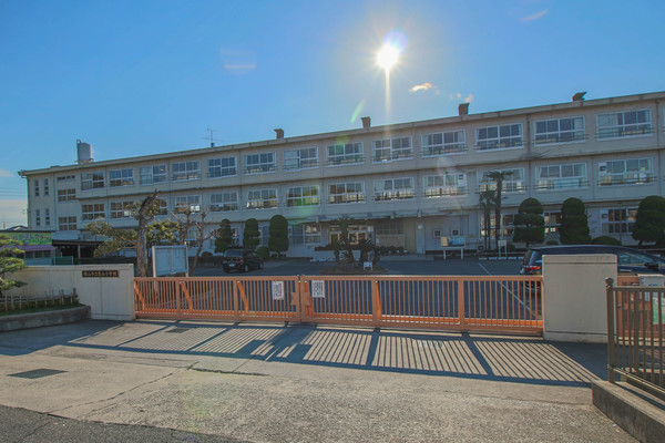 小学校　岡山市立富山小学校（小学校）まで998m
