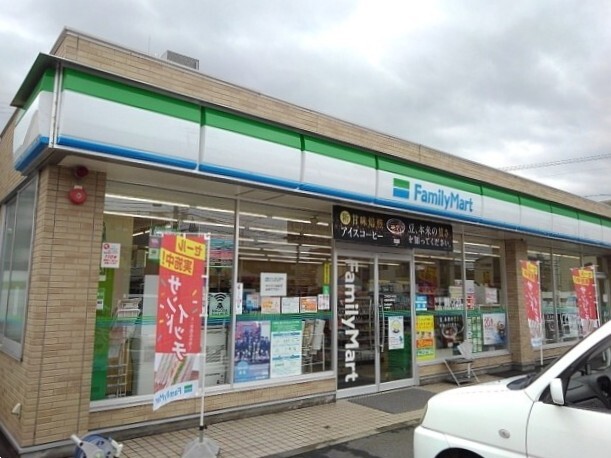 コンビニ　ファミリーマート（コンビニ）まで300m
