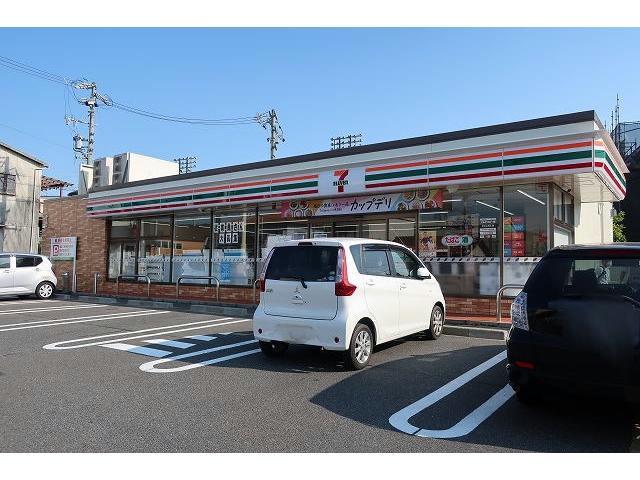 コンビニ　セブンイレブン（コンビニ）まで550m