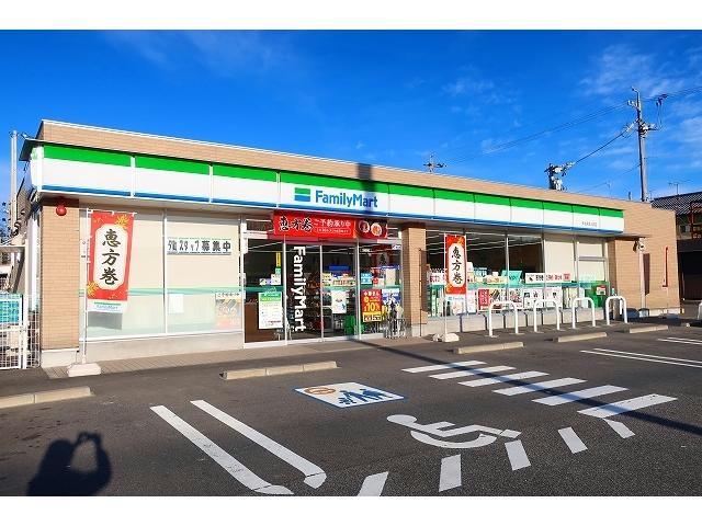 コンビニ　ファミリーマート（コンビニ）まで850m