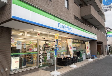 コンビニ　ファミリーマート世田谷北沢四丁目店（コンビニ）まで170m
