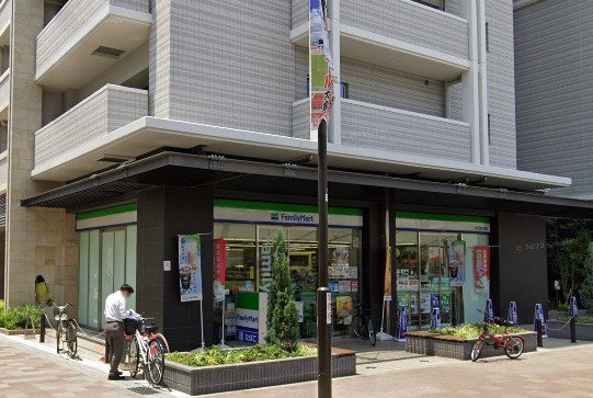 コンビニ　ファミリーマート東花園駅前店（コンビニ）まで269m
