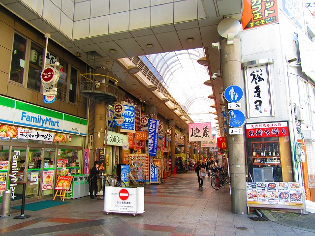 コンビニ　ファミリーマート十三本町二丁目北店（コンビニ）まで208m