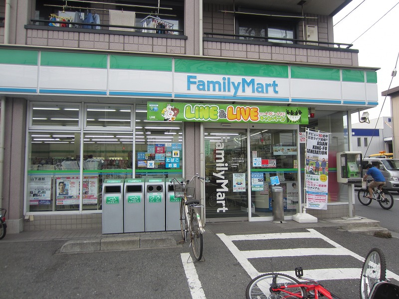 コンビニ　ファミリーマート（コンビニ）まで524m