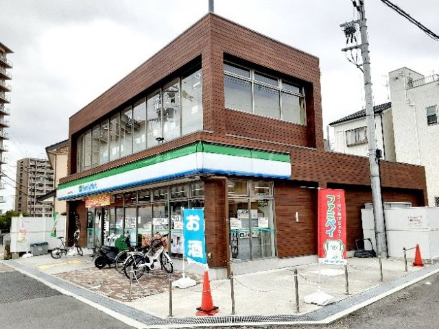 コンビニ　ファミリーマート JR総持寺駅南店（コンビニ）まで724m