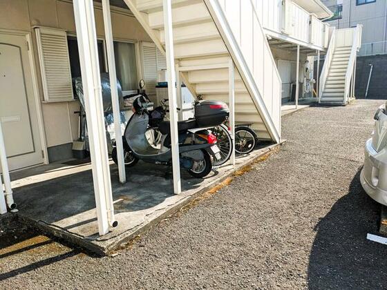 その他共有部分　駐輪場所は階段下（無料）。大きなバイクは駐車場をご契約くださ