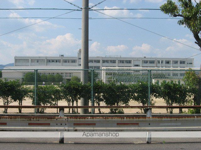 中学校　高槻市立第六中学校（中学校）まで620m
