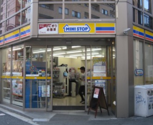コンビニ　ミニストップ 南青山6丁目店（コンビニ）まで614m