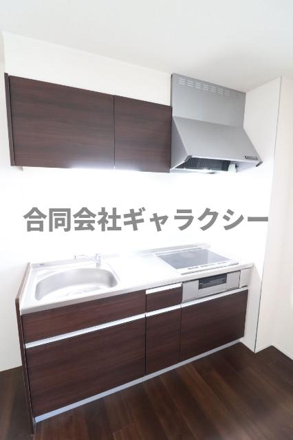 キッチン　3口コンログリル付きのシステムキッチンです
