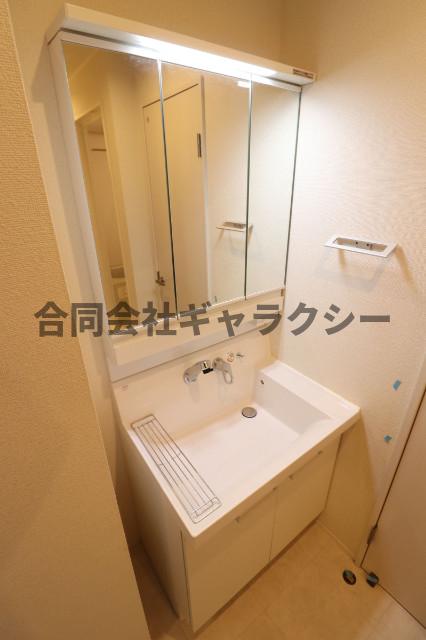 洗面設備　広々とした脱衣スペースです