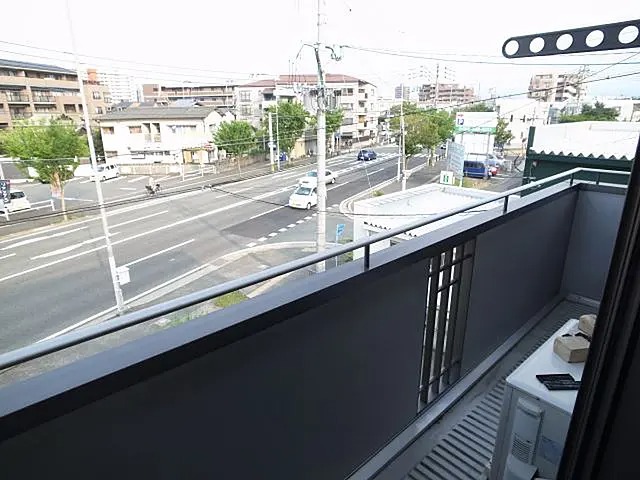 バルコニー　洗濯物を干すスペースも十分にあります