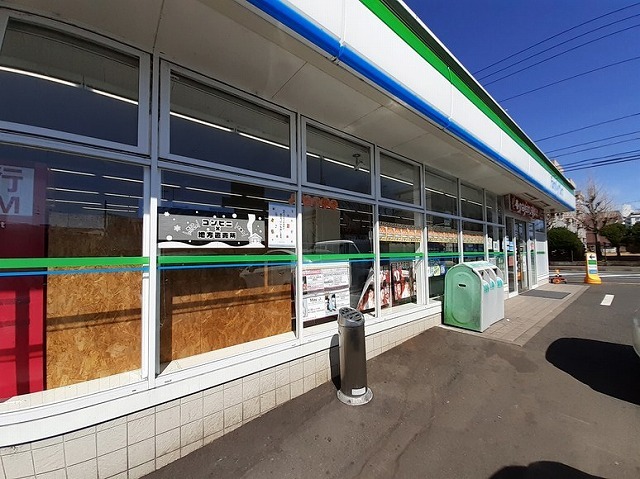コンビニ　ファミリーマート（コンビニ）まで450m