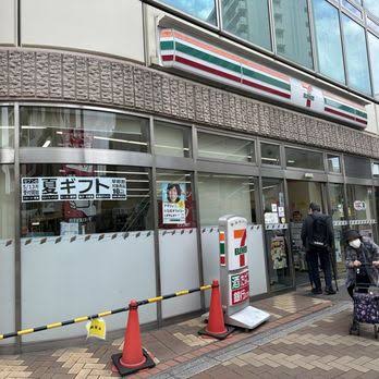 コンビニ　セブンイレブン赤羽駅西口店（コンビニ）まで305m