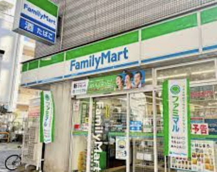 コンビニ　ファミリーリーマート（コンビニ）まで1774m