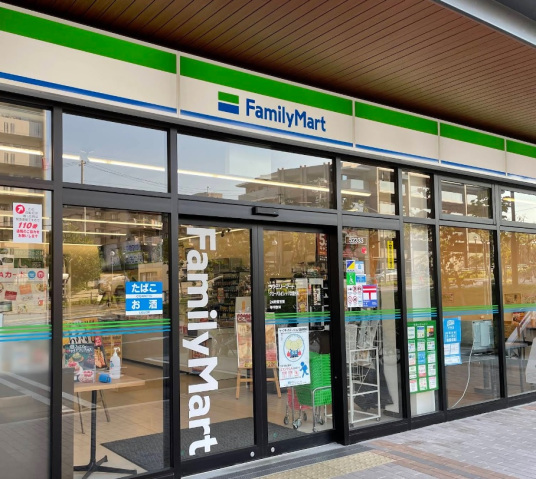 コンビニ　ファミリーマートグローバルビレッジ津雲台店（コンビニ）まで479m