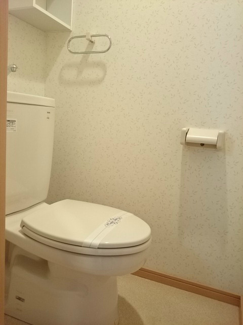 トイレ　コンセントがあるので温水洗浄便座取付可能です。