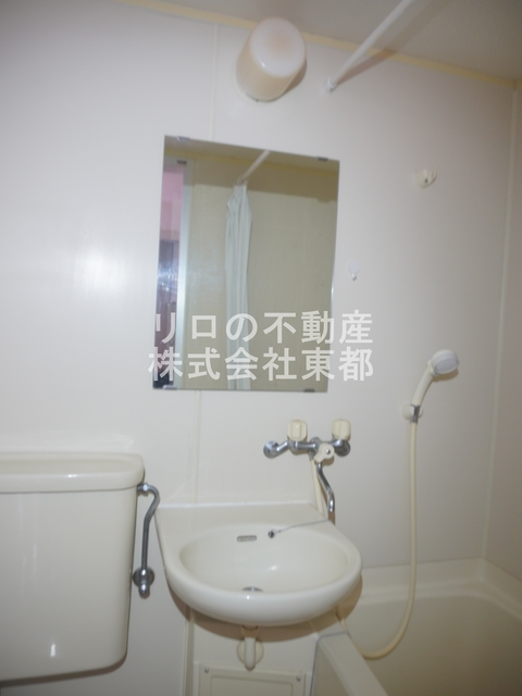 洗面設備　鏡付の洗面ボウルなので、洗顔するときに便利ですね☆