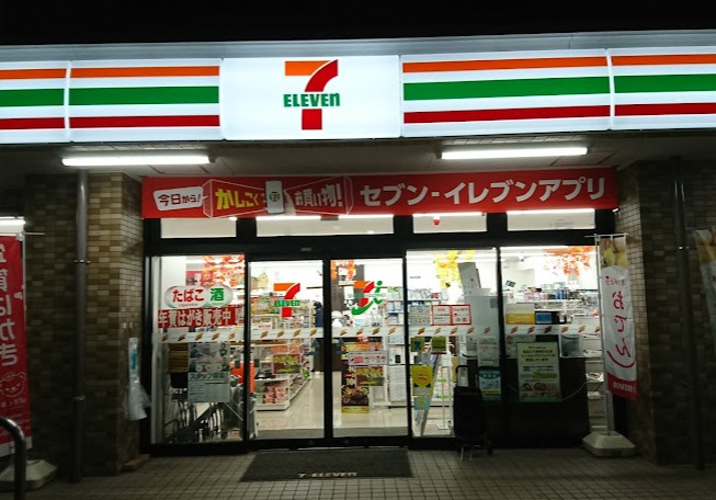 コンビニ　セブンイレブン 練馬春日町5丁目店（コンビニ）まで818m