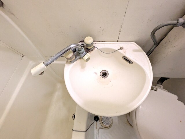 洗面設備　清掃前のお写真です。