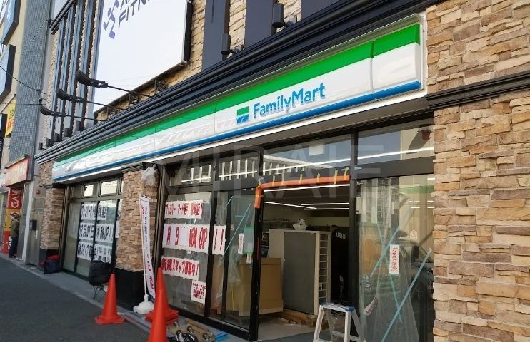 コンビニ　ファミリーマート登戸駅西店（コンビニ）まで370m