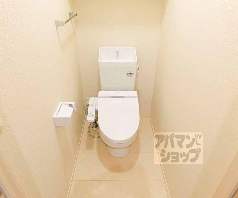 トイレ　トイレ上に収納あります