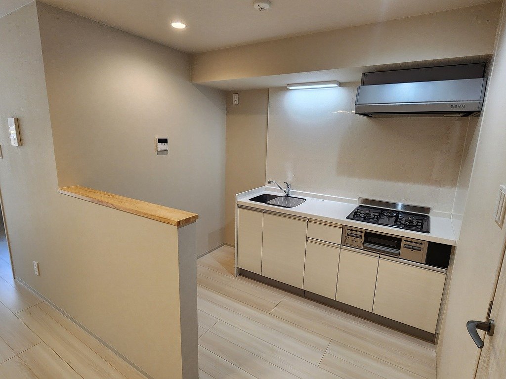 キッチン　冷蔵庫置場・３口システムキッチン　給湯リモコン付き