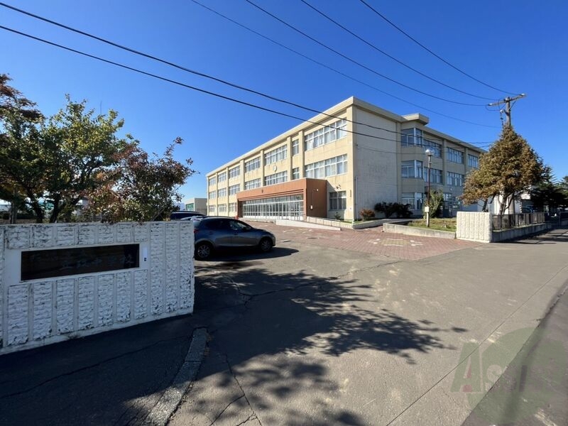 中学校　札幌市立丘珠中学校（中学校）まで1580m