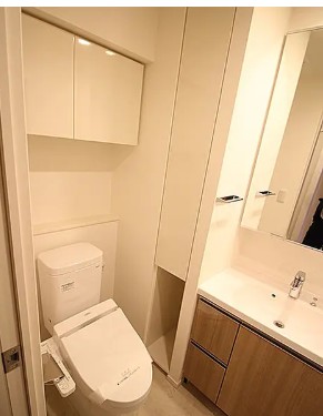 トイレ　落ち着いた色調のトイレです