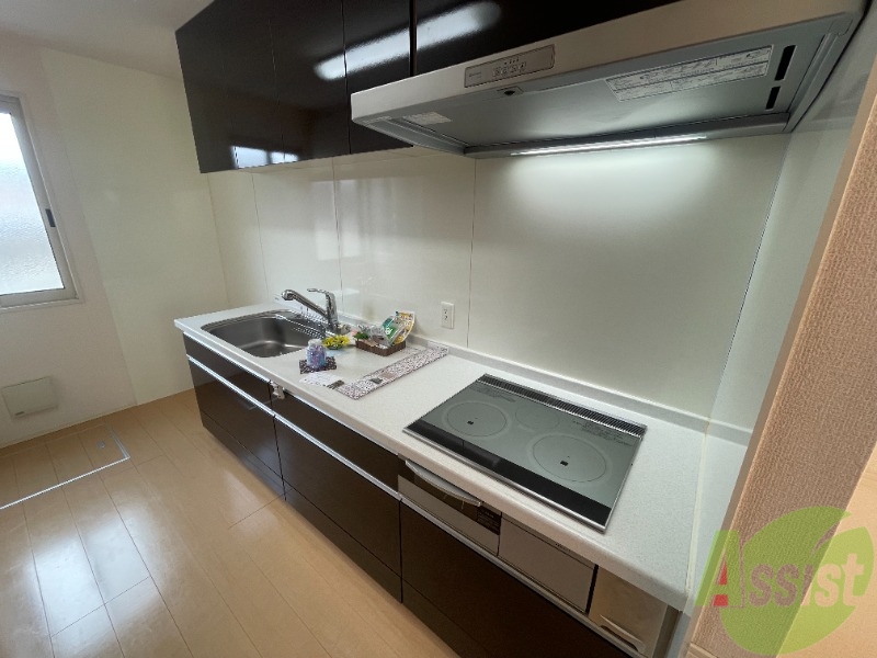 キッチン　システムキッチンで、調理スペースも広く使い勝手が良いです。