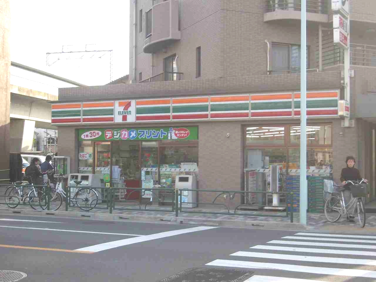 コンビニ　セブンイレブン新柴又駅前（コンビニ）まで106m