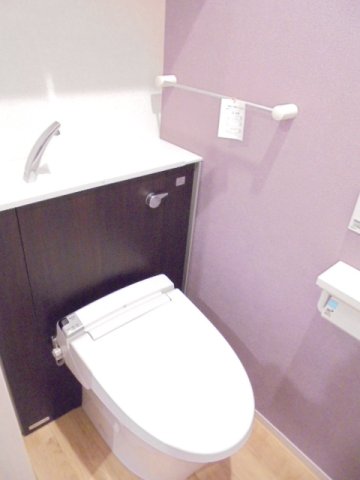 トイレ　落ち着いた色調のトイレです