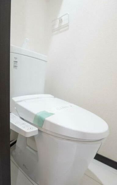 東急東横線 新丸子駅 徒歩5分 3階建 築8年のトイレ写真