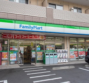 コンビニ　ファミリーマート（コンビニ）まで110m