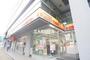 コンビニ　デイリーヤマザキ 横浜アリーナ前店（コンビニ）まで99m