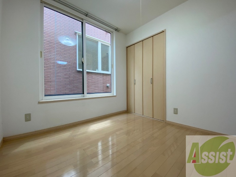 その他部屋・スペース　寝室はこちらです。光が差し込む、温かみのあるお部屋です。
