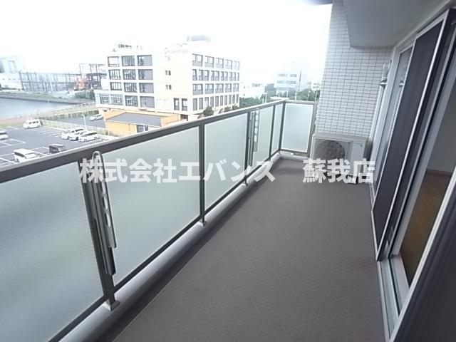 バルコニー　暖かな日差しのふりそそぐバルコニー